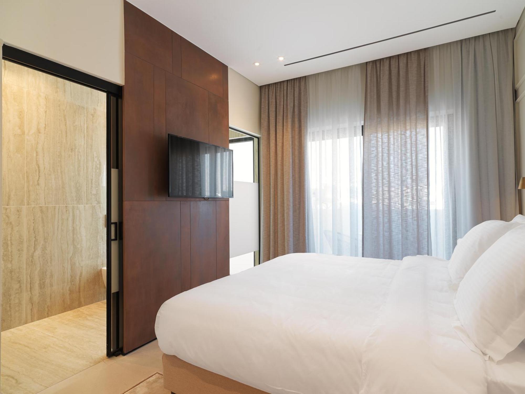 Liv Mackenzie Beach Suites Larnaca Adults Only Exteriör bild